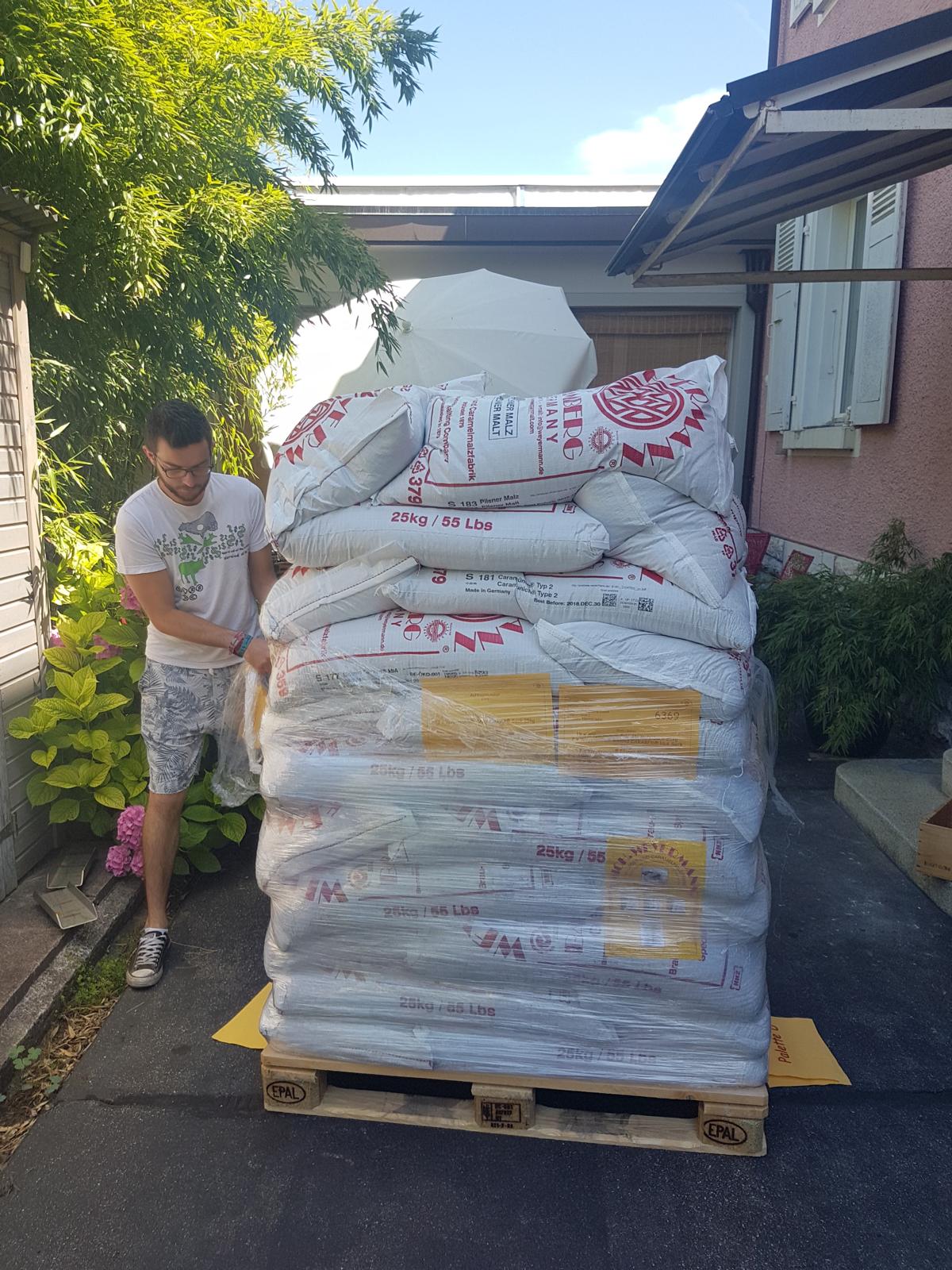 Réception d’une palette de malt pour les premiers brassages BLZ