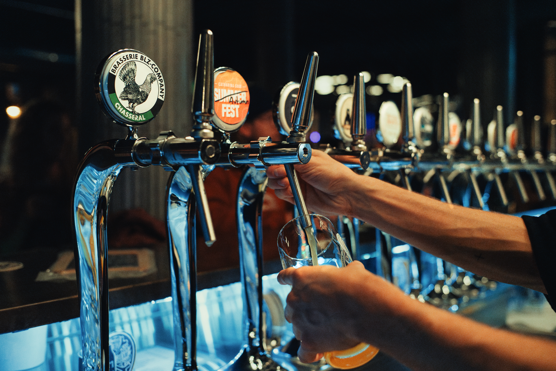 Service d’une bière BLZ dans un verre